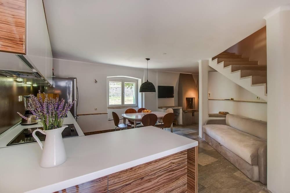 Lovely 15th Century Apartment in Osor