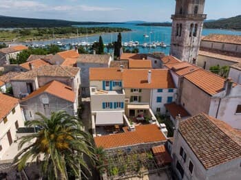 Impeccable 4-bed Apartment in Osor