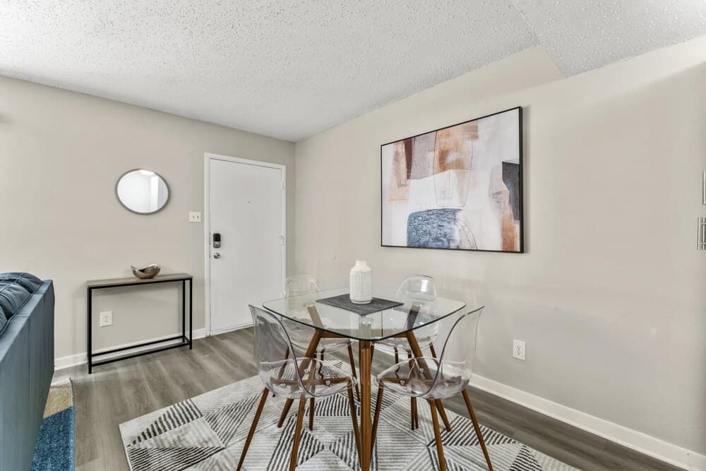 Fun Sola 1BR King Suite Close to DT w Pool