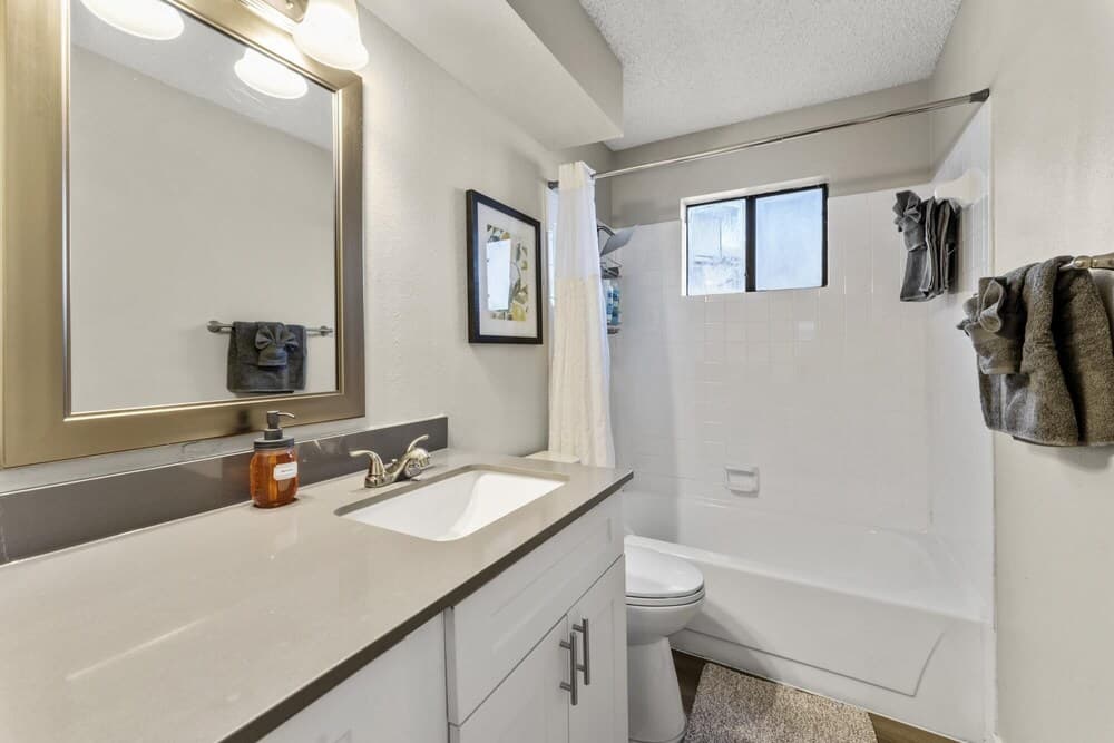 Comfy 1BR Sola King Suite Next to DT w Pool