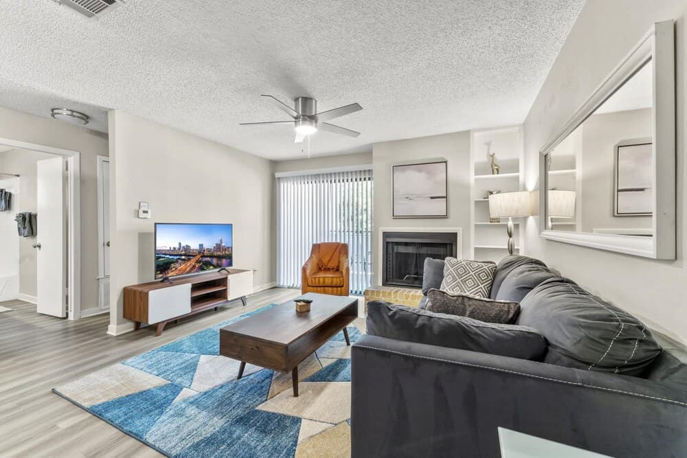 Comfy 1BR Sola King Suite Next to DT w Pool