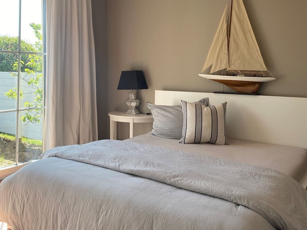 Large, Comfortable Apartment by the sea