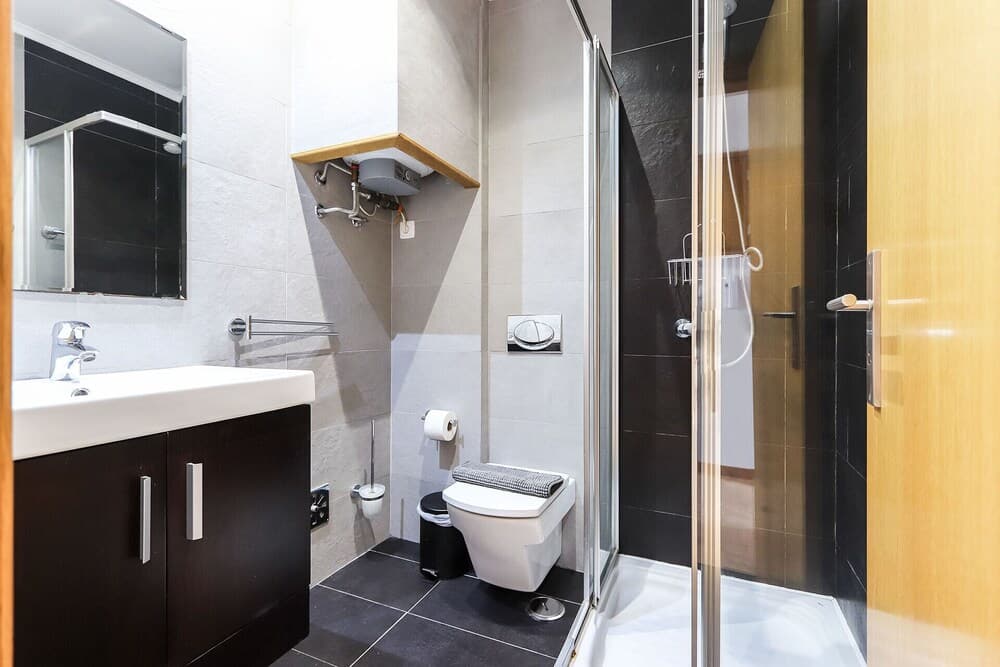 Sunny Flat City View by Homing