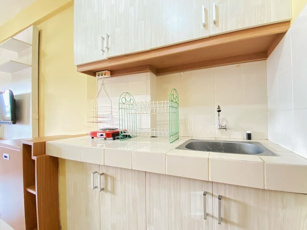 Cozy And Homey Studio Room At Pinewood Apartment