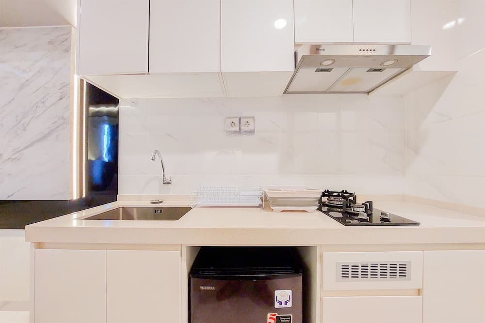 Studio Full Furnished With Comfort Design At Sky House Bsd Apartment