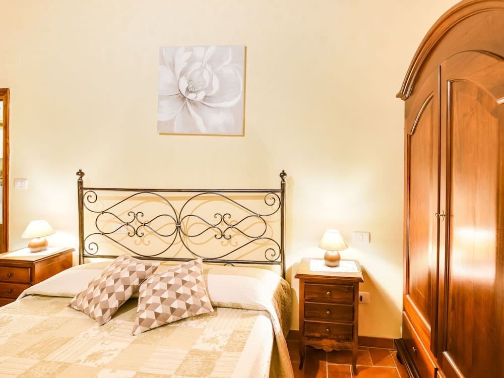 Cottage in Tuscany With Pool & Olive Groves