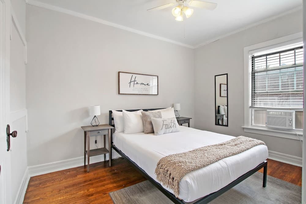 Modern & Stylish 3BR Apt in Rogers Park