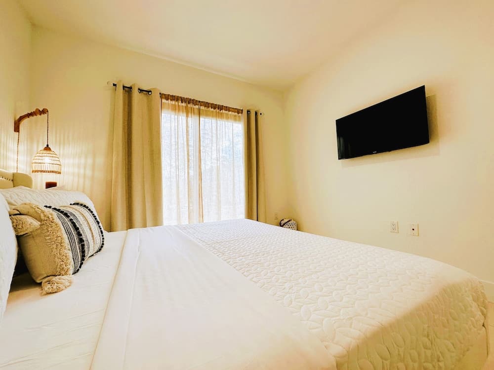 Sunset Haven: Beach Isle House FL Keys MIA Marina