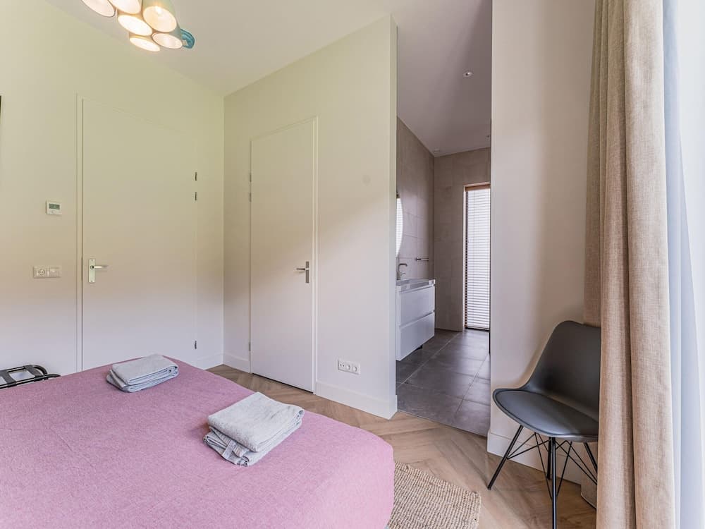 Lakeside Home With a Jetty