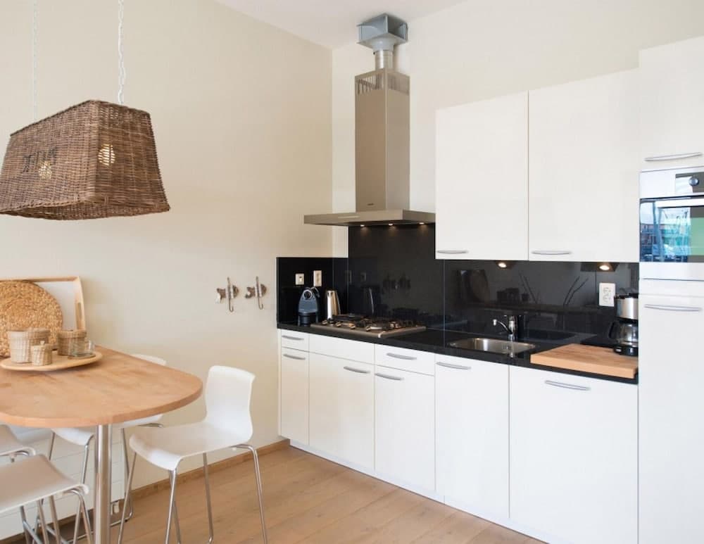 Modern Apartment Overlooking the Harbor