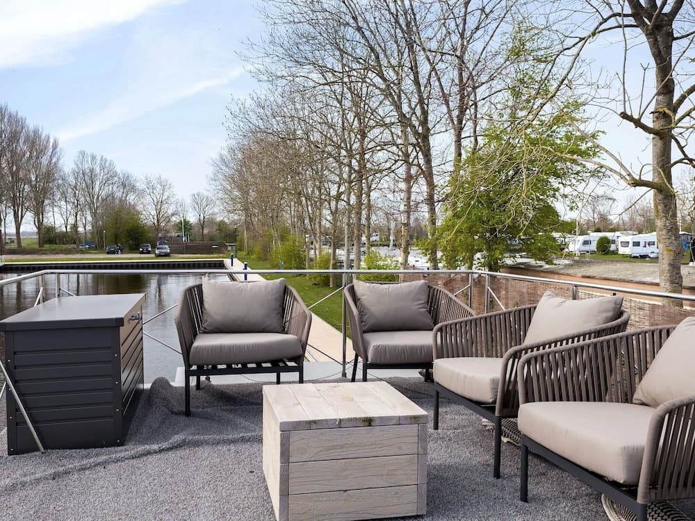 Luxury Houseboat With Stunning Views Over the Lake Including Sup Boards