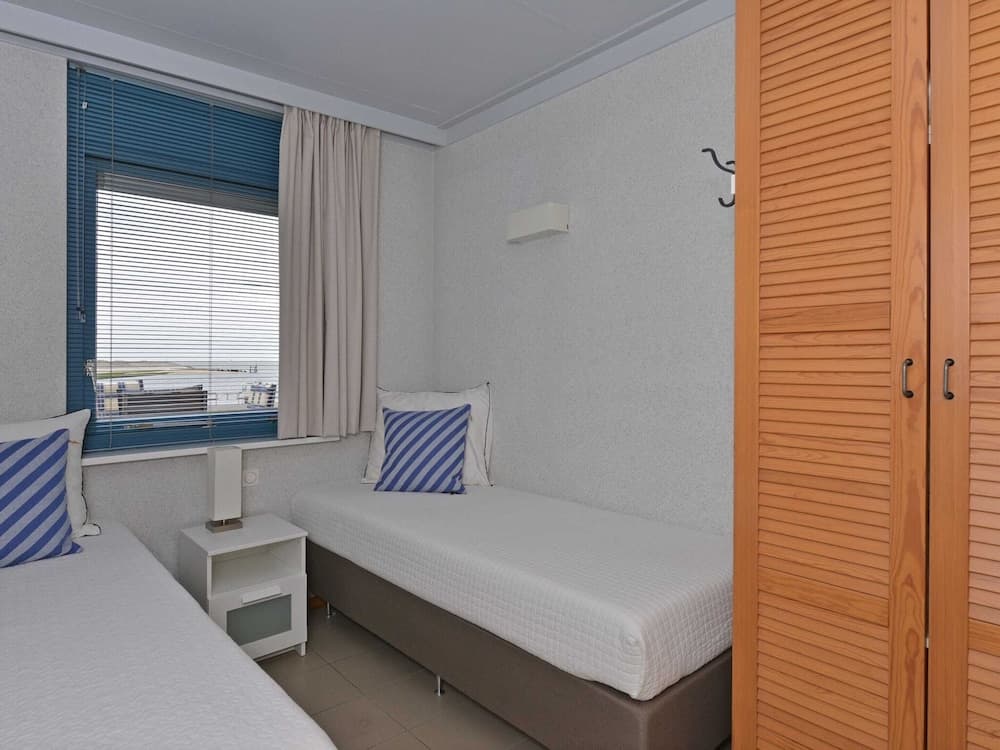 Modern Furnished Detached Bungalow, Located on the Marina