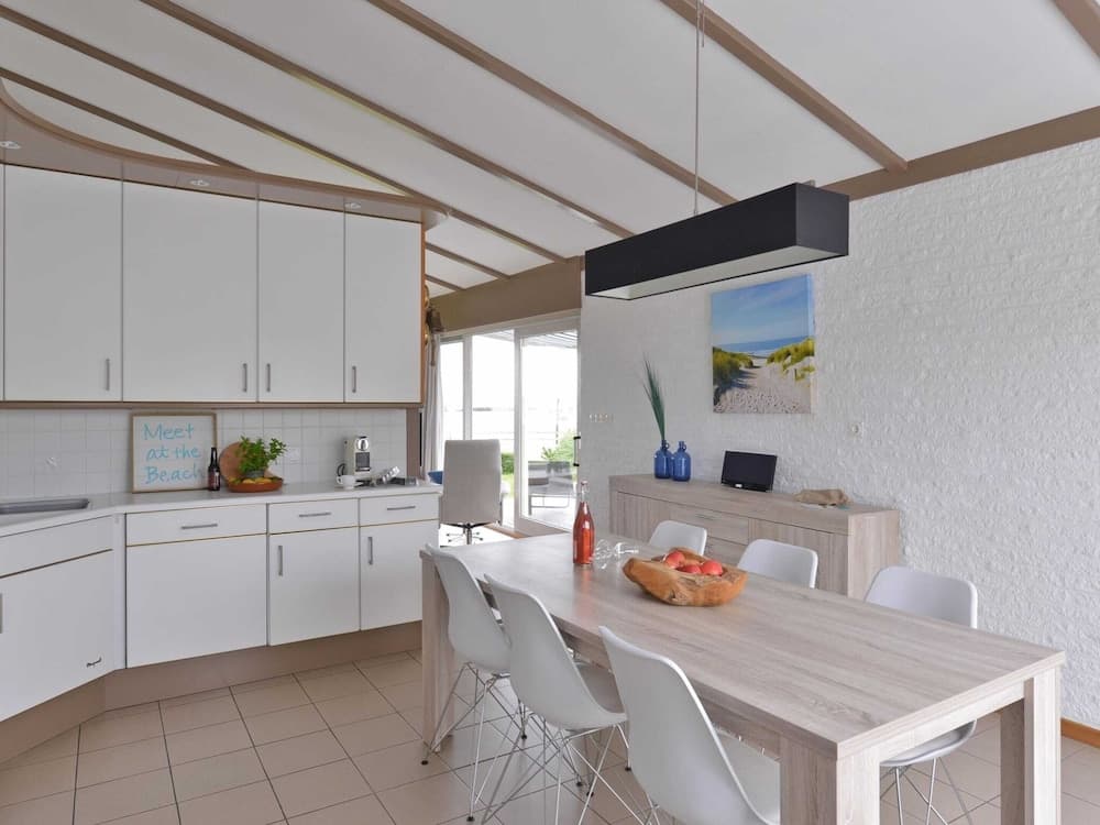 Modern Furnished Detached Bungalow, Located on the Marina