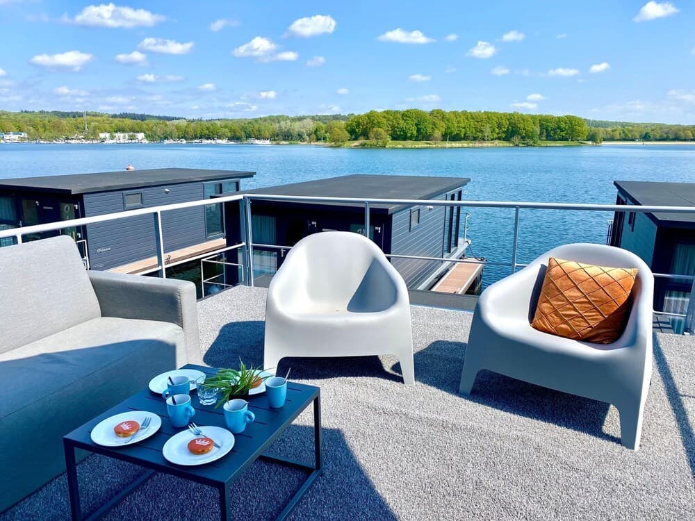 Ultimate Enjoyment in and on the Water in a Luxury Houseboat on the Mookerplas