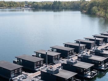 Ultimate Enjoyment in and on the Water in a Luxury Houseboat on the Lake Mooker