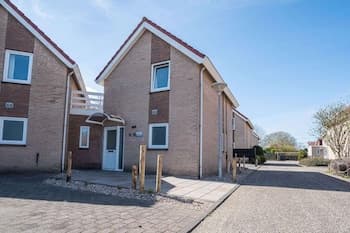 Holiday Home With Spacious Private Garden Within Walking Distance of the Beach