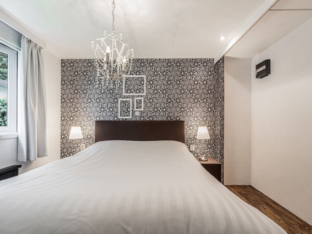 Fantastic Chalet Near Open Waterways, hot tub