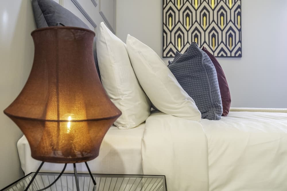 Spacious Art Deco Apt with Burj,Canal Views