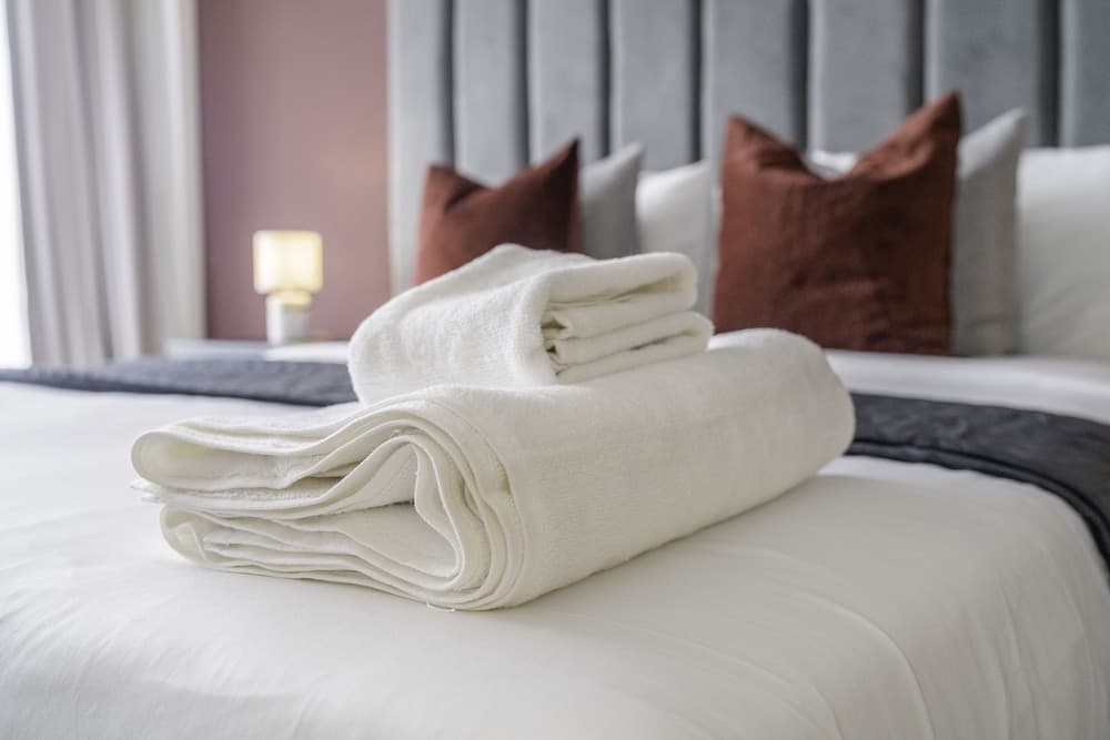 Spacious Art Deco Apt with Burj,Canal Views