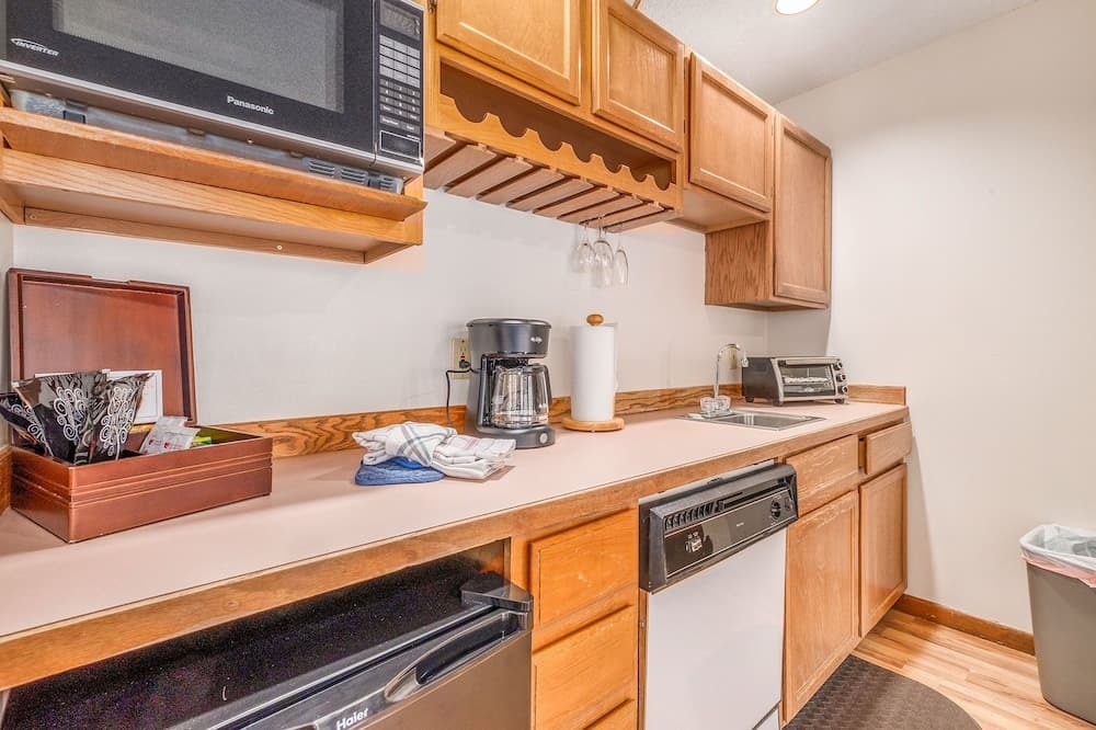 Boulder Brook on Fall River - One Bedroom Suite 17 1 Condo by Redawning