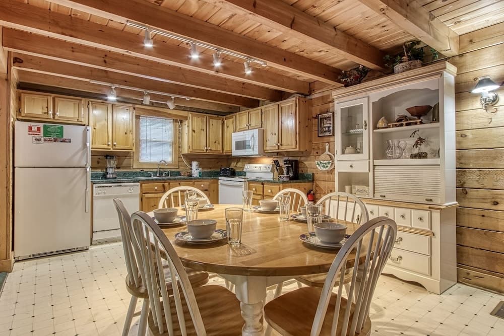 Er2 - Heavenly View Great Location! - Close To Town! 2 Bedroom Cabin by RedAwning