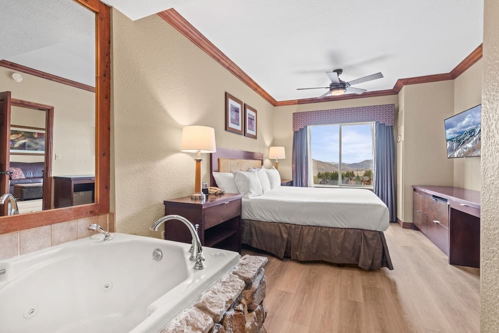 3701a Westgate 1 Bedroom Condo by RedAwning