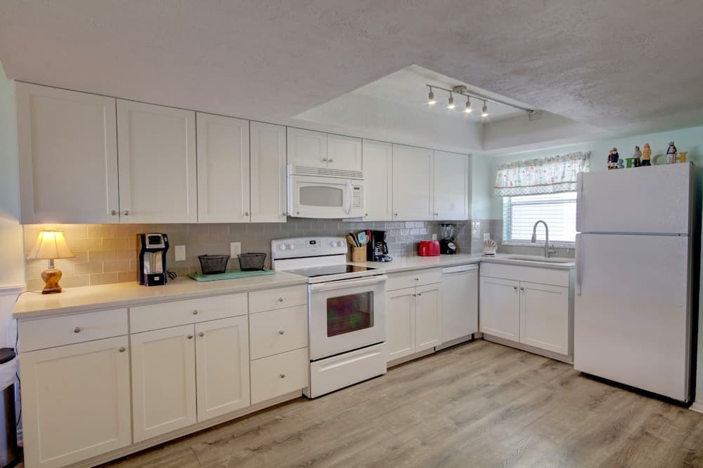 513 El Matador 2 Bedroom Condo by Redawning