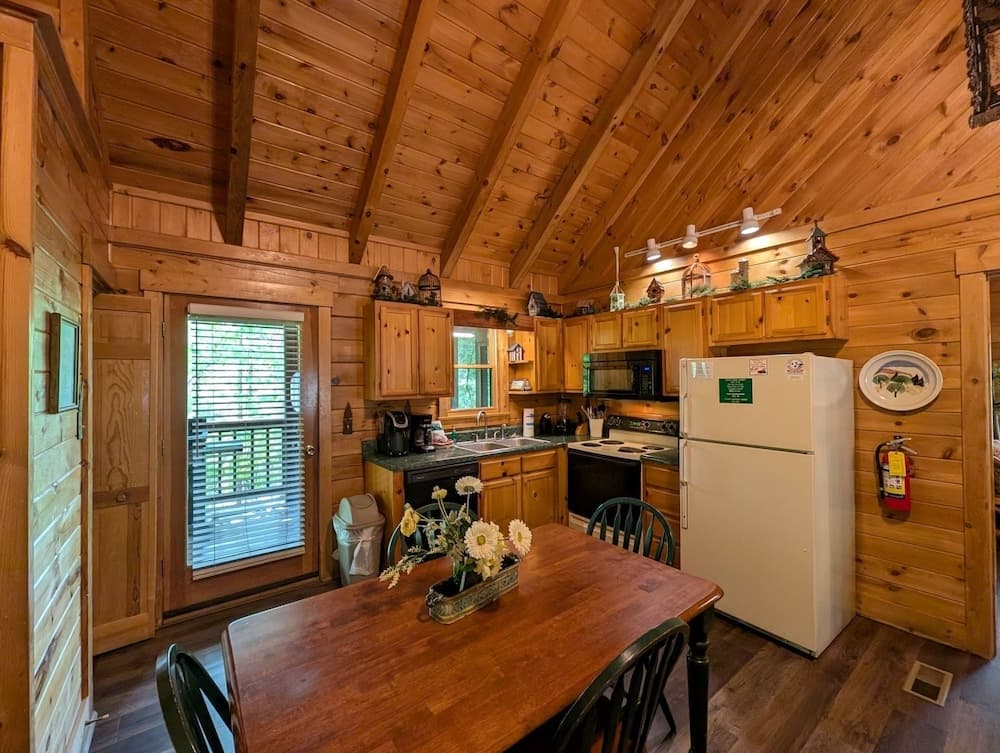 Er75 - Palmetto Place - Great Location! Close To All The Action! 2 Bedroom Cabin by RedAwning