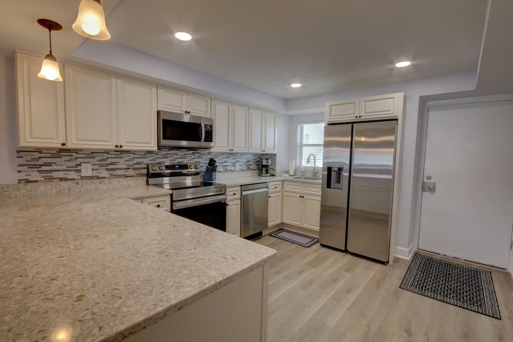 461 El Matador 2 Bedroom Condo by RedAwning