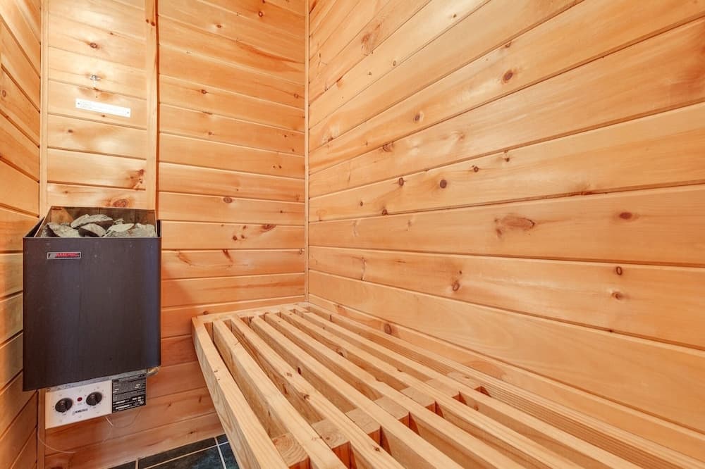 Luxury Mountain Lodge - Private, Secluded, Great Location! 9 Bedroom Cabin