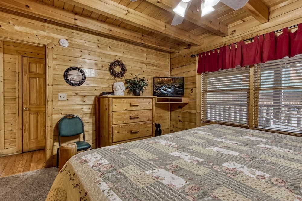 Ern819 - Mountain Majesty - Great Location! Close To All The Action! 5 Bedroom Cabin by RedAwning