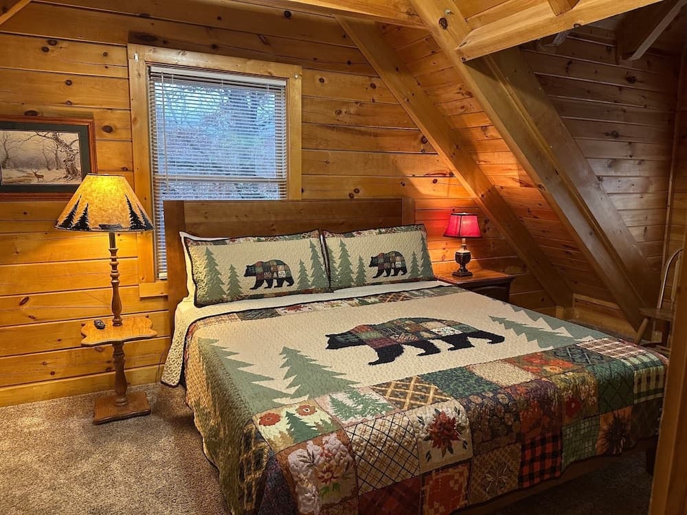 Er74 - Gerrald's Chalet - Great Location. Close To All The Action! 3 Bedroom Cabin by RedAwning