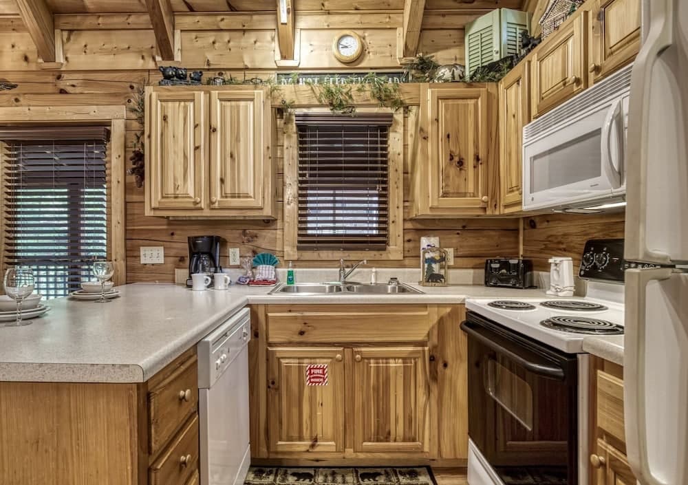 Er66 - Lil' Bit Of Heaven - Great Location. Close To All The Action! 1 Bedroom Cabin by RedAwning