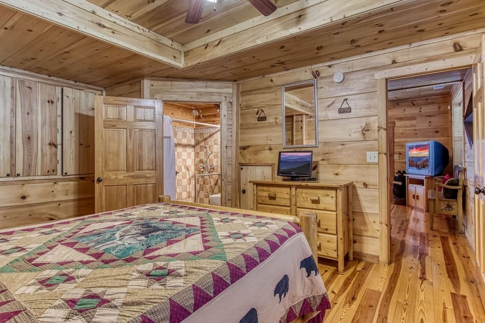 Cinema Falls - Great Location! - Convenient To Everything! 5 Bedroom Cabin by RedAwning