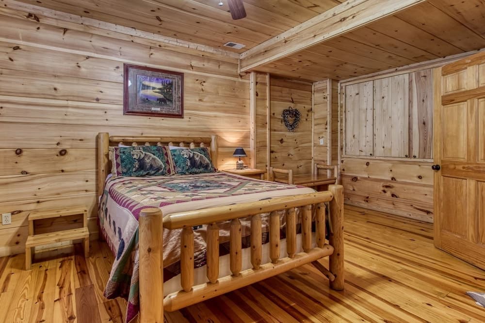 Cinema Falls - Great Location! - Convenient To Everything! 5 Bedroom Cabin by RedAwning