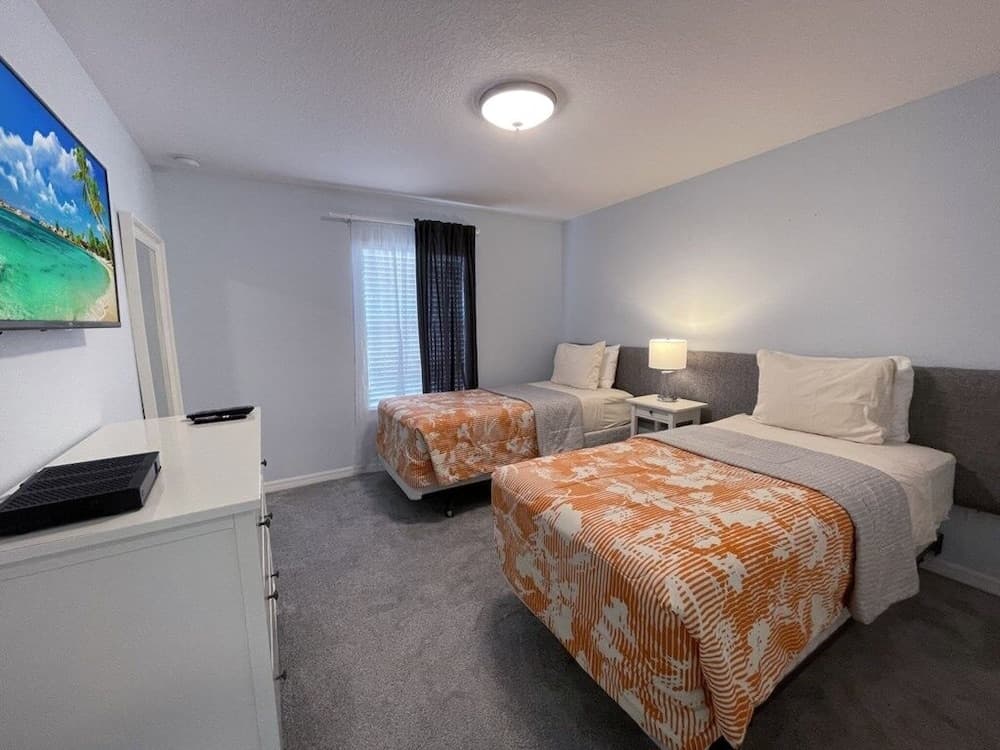 Tropical Waterfront, Completely Redone W/pool-3033 4 Bedroom Townhouse by Redawning