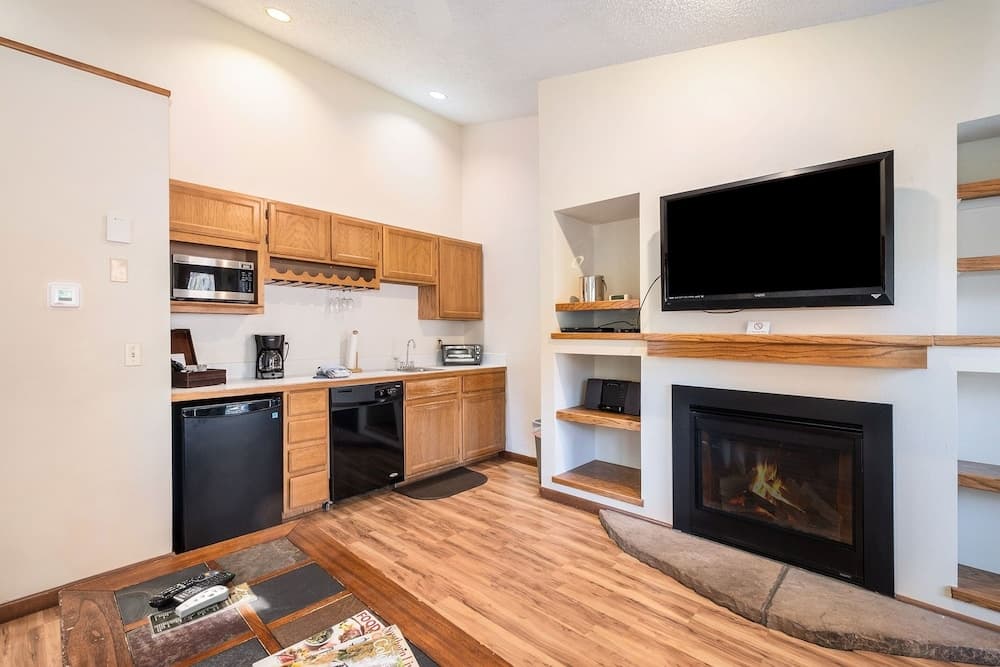 Boulder Brook on Fall River - One Bedroom Suite 12 1 Condo by Redawning