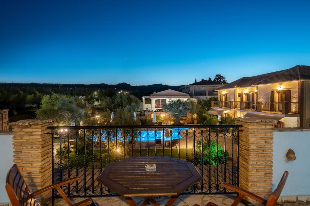 Superior 2-brm Villa, Ideal Locale,300m From Beach