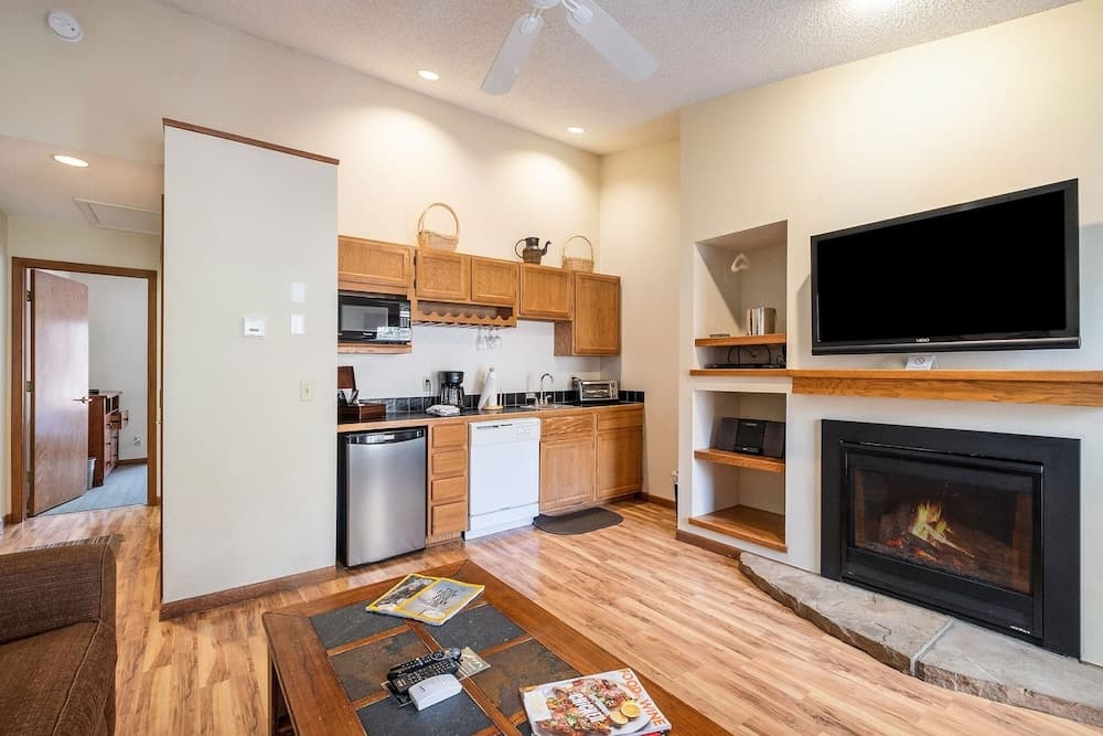 Boulder Brook on Fall River - One Bedroom Suite 10 1 Condo by Redawning