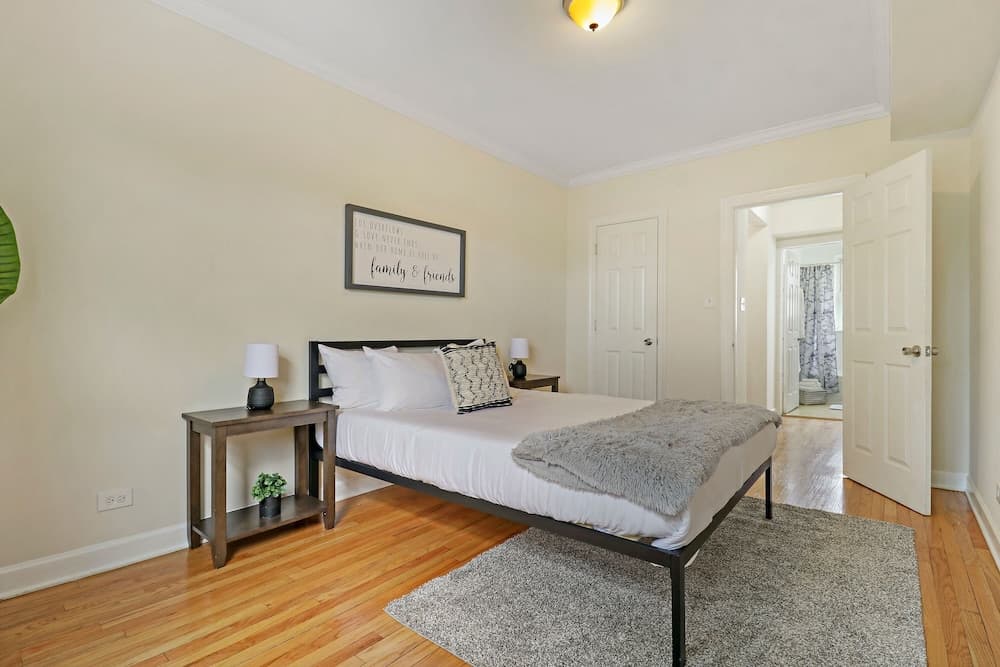 Alluring 2BR Apt in Old Irving Park