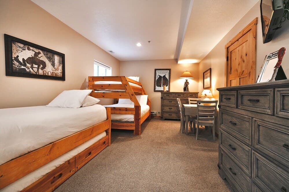 Queen Esther 2447 4 Bedroom Condo by Redawning