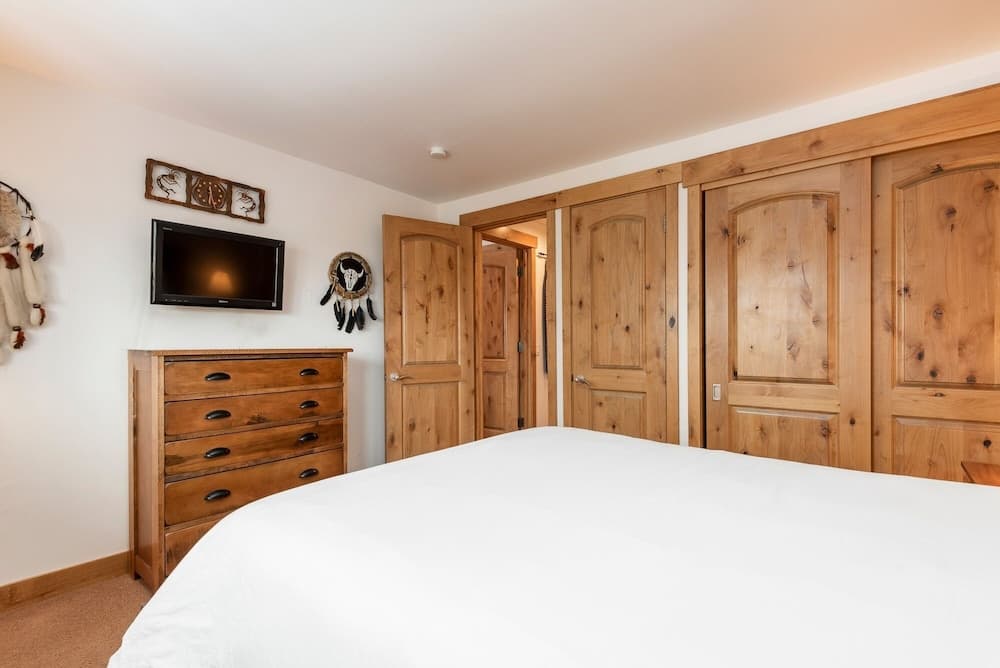 Snow Flower 074 3 Bedroom Condo by RedAwning