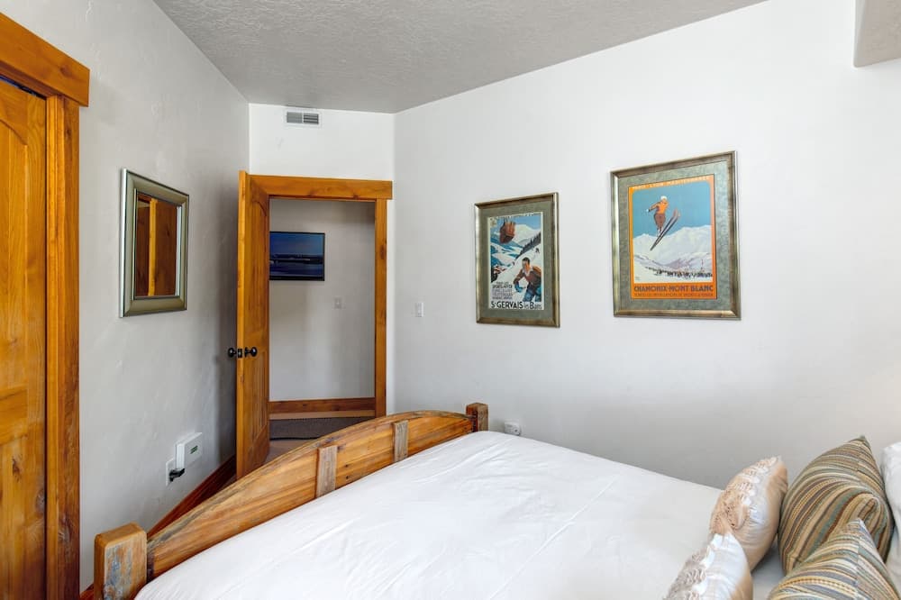 Town Pointe C302 3 Bedroom Condo by RedAwning