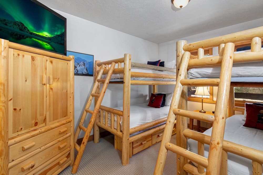 Town Pointe C302 3 Bedroom Condo by RedAwning