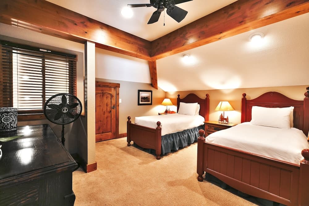 Snow Flower 071 3 Bedroom Condo by RedAwning