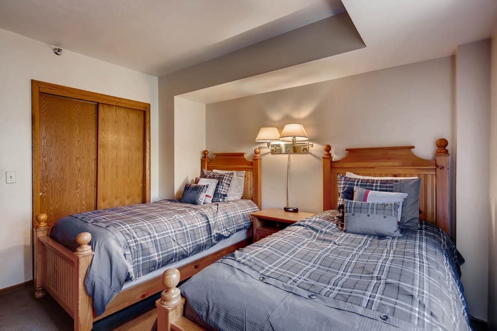 Park Station 232 2 Bedroom Condo by Redawning