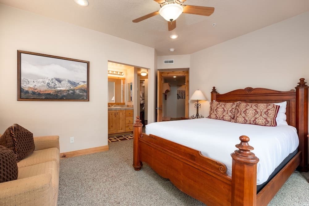 Town Pointe C201 3 Bedroom Condo by RedAwning