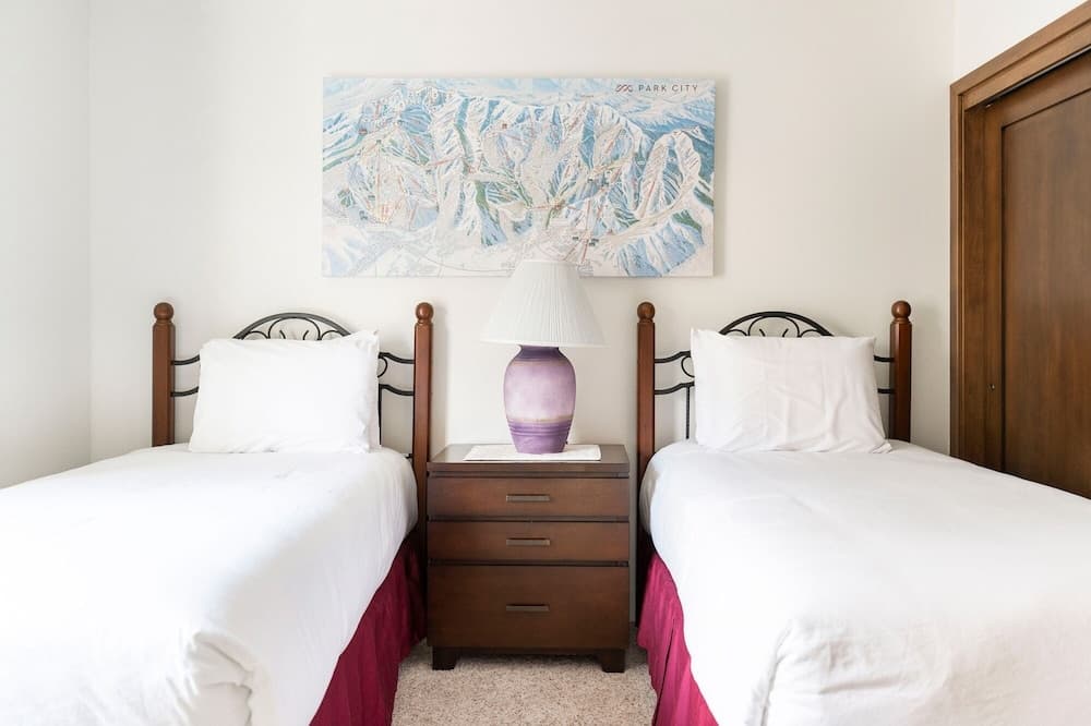 Park Station 228 2 Bedroom Condo by Redawning