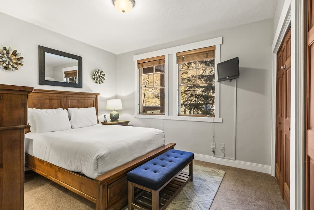 Town Pointe C101 3 Bedroom Condo by RedAwning