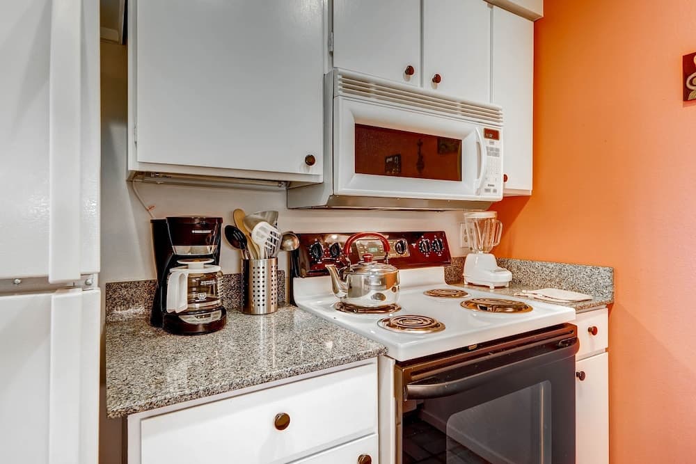 Silvertown 418 4 Bedroom Condo by Redawning